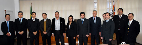 Integrantes da Comisso de Desburocratizao da Anoreg/SP na primeira reunio do grupo
