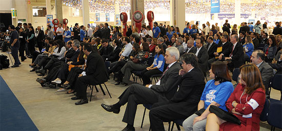 Tambm participaram da abertura do 5 Feiro Caixa da Casa Prpria (sentido horrio): Carlos Augusto Borges, vice-presidente de atendimento da CEF; Elton Santa F Zacarias, secretrio municipal de Habitao; Jorge Fontes Hereda, vice-presidente de governo da CEF; e o jogador Ra, que protagoniza a campanha de divulgao do evento.