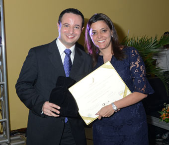 O 3 Tabelio de Notas e Protesto de Bauru, Demades Mario Castro e a presidente Laura Vissotto, diretora do PQTA 2012.