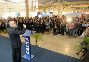 Imagens da abertura: pronunciamento do presidente da Caixa, Jorge Hereda; Laura Vissotto entre Camila Pitanga e Ra&iacute;; Laura Vissoto e Jorge Hereda.