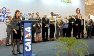 Pronunciamento da presidente Laura Vissotto; o presidente da Arpen-SP, L&aacute;zaro da Silva e Laura Vissotto; o estande dos cart&oacute;rios.