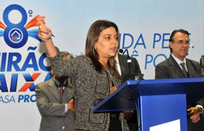 Pronunciamento da presidente Laura Vissotto; o presidente da Arpen-SP, L&aacute;zaro da Silva e Laura Vissotto; o estande dos cart&oacute;rios.