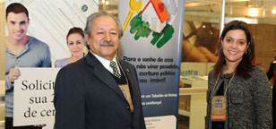 Pronunciamento da presidente Laura Vissotto; o presidente da Arpen-SP, L&aacute;zaro da Silva e Laura Vissotto; o estande dos cart&oacute;rios.