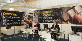 Pronunciamento da presidente Laura Vissotto; o presidente da Arpen-SP, L&aacute;zaro da Silva e Laura Vissotto; o estande dos cart&oacute;rios.