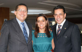 Na oportunidade, foi fundado o Colégio Notarial do Brasil - Seção Bahia. Na foto, a Tabeliã Emanuelle Perrotta, eleita presidente, entre o presidente do CNB-SP, Mateus Brandão Machado, e a presidente da ANOREG-SP, Laura Vissotto.